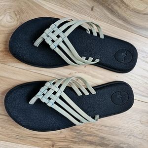 SANUK Woma s Sage Green Sandals Size 10 Like New!